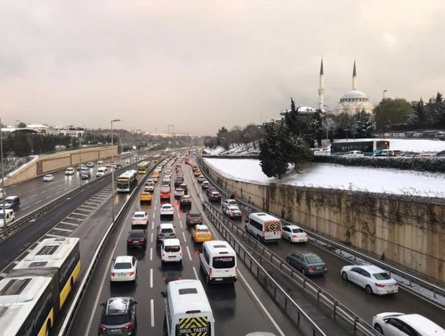 İstanbul'da kar trafiği yüzde 72'ye çıktı