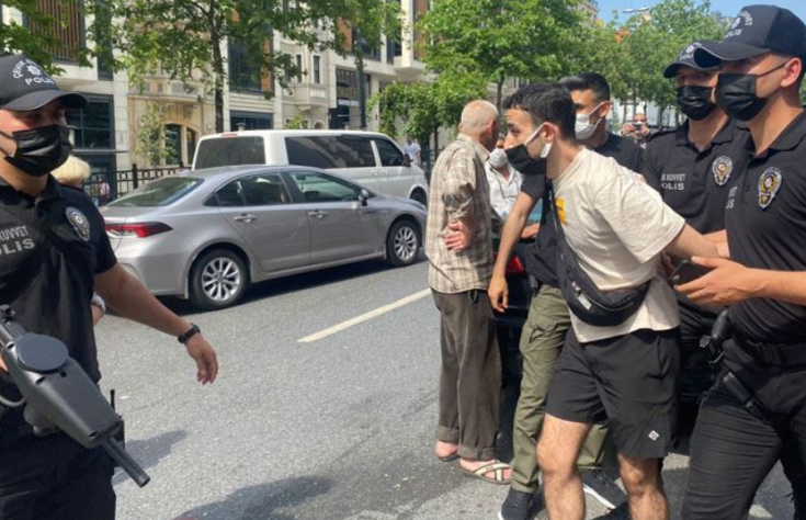 İstanbul'da Onur Yürüyüşü'ne polis müdahalesi: Çok sayıda gözaltı var İstanbul'da Onur Yürüyüşü'ne polis müdahalesi: Çok sayıda gözaltı var