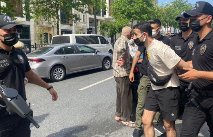 İstanbul'da Onur Yürüyüşü'ne polis müdahalesi: Çok sayıda gözaltı var