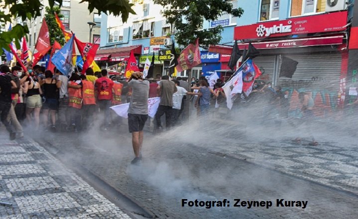 İstanbul'daki Suruç anmasına polis müdahale etti, çok sayıda gözaltı var İstanbul'daki Suruç anmasına polis müdahale etti, çok sayıda gözaltı var