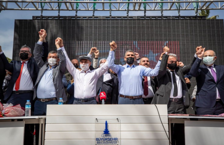 İzmir Büyükşehir Belediyesi çalışanları 1 Mayıs'ı toplu sözleşmeyle kutladı