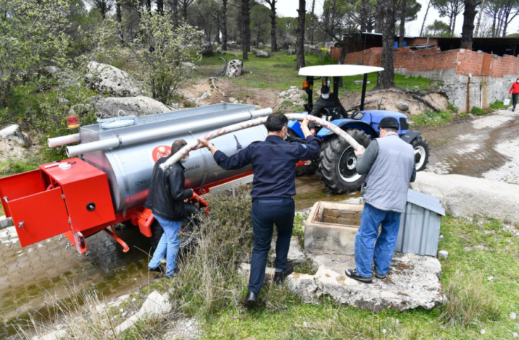 İzmir Büyükşehir Belediyesi orman köylerine 60 su tankeri dağıttı