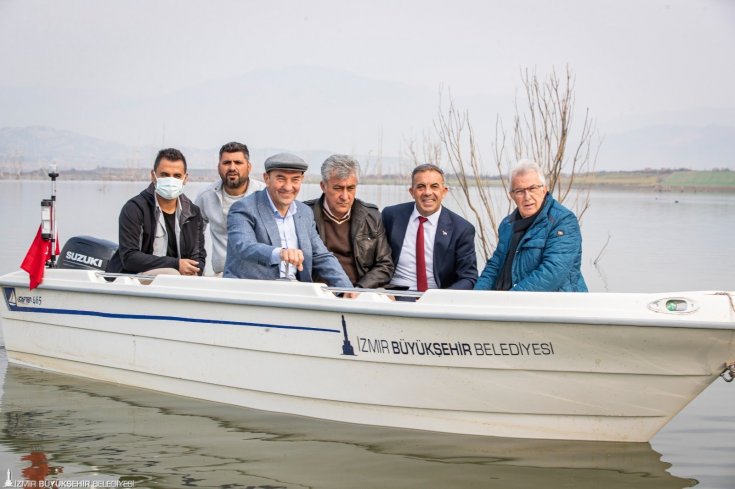 İzmir Büyükşehir Belediyesi tarlaları baraj altında kalan çiftçiye tekne hibe etti İzmir Büyükşehir Belediyesi tarlaları baraj altında kalan çiftçiye tekne hibe etti