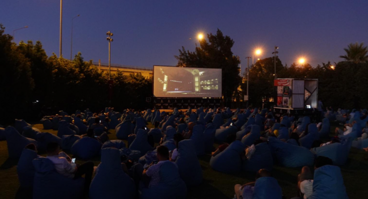 İzmir Büyükşehir Belediyesi'nin açık havada sinema keyfi devam ediyor