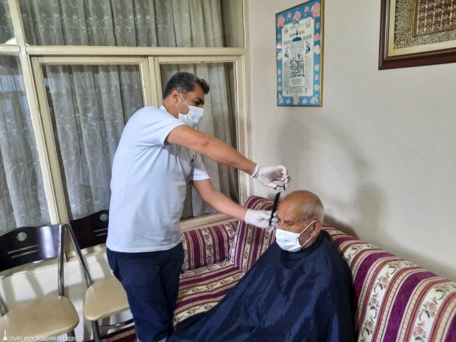 İzmir Büyükşehir’den korona günlerinde hasta ve yaşlılara bakım hizmeti İzmir Büyükşehir’den korona günlerinde hasta ve yaşlılara bakım hizmeti