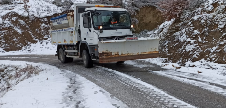 İzmir'de 78 köy ve mahalle yolunda kar küreme çalışması yapıldı İzmir'de 78 köy ve mahalle yolunda kar küreme çalışması yapıldı