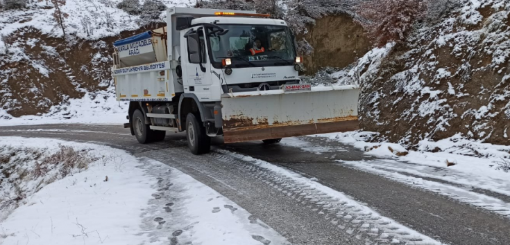 İzmir'de 78 köy ve mahalle yolunda kar küreme çalışması yapıldı