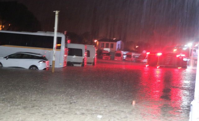 İzmir'de sel felaketi: Dereler taştı, iş yeri ve evleri su bastı