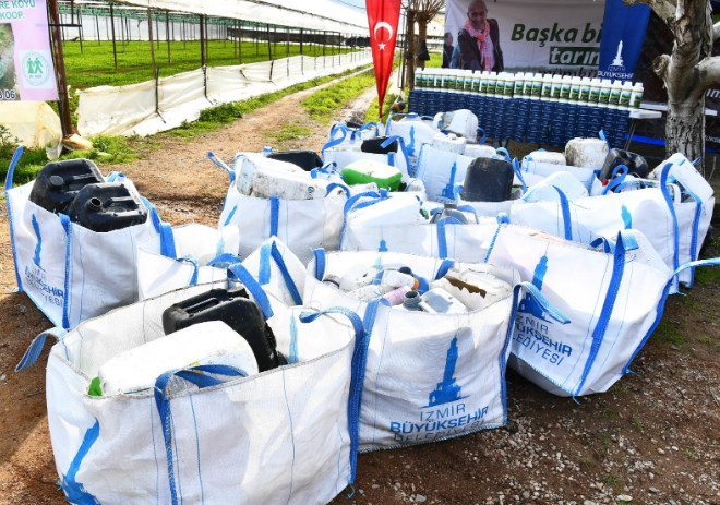 İzmir'de zirai ambalaj atıklarını toplayan üreticiye gübre desteği