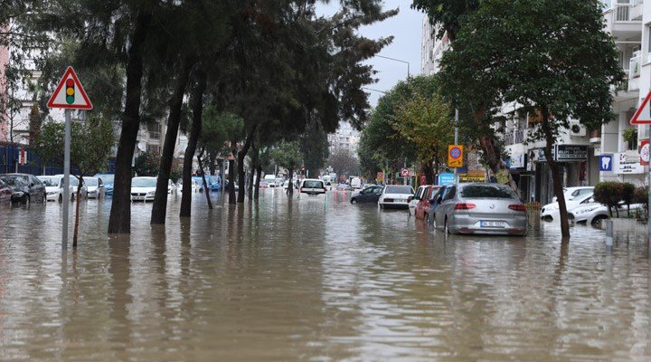 İzmir'deki sel felaketinde 1 kişi hayatını kaybetti