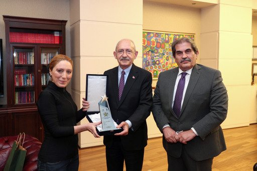 Kılıçdaroğlu, Buz Pateni Şampiyonu Naz Arıcı'yı kabul etti