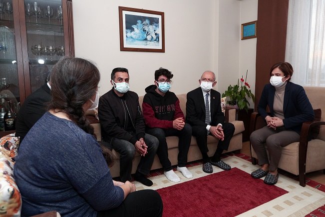 Kılıçdaroğlu, Covid-19 nedeniyle hayatını kaybeden CHP İstanbul İl Başkan Yardımcısı Kemal Gülhan’ın ailesine taziye ziyaretinde bulundu