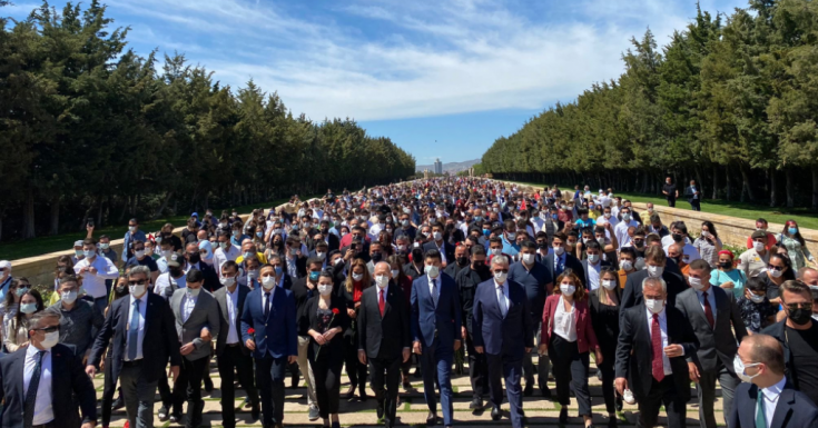 Kılıçdaroğlu, gençlerle beraber Anıtkabir'i ziyaret etti