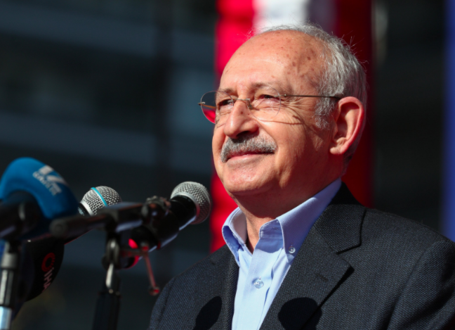 Kılıçdaroğlu 'İLK OY' projesi kapsamındaki yeni kadın üyelerin rozetlerini taktı Kılıçdaroğlu 'İLK OY' projesi kapsamındaki yeni kadın üyelerin rozetlerini taktı