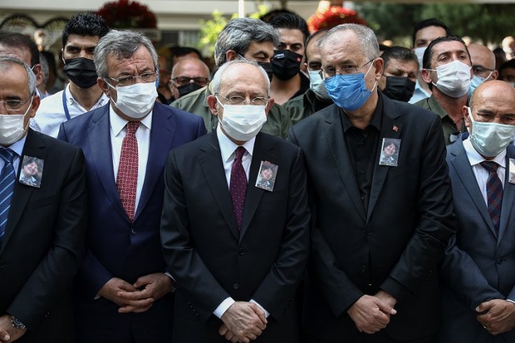 Kılıçdaroğlu, İzmir'de Gazeteci-Yazar Ziynet Sertel'in cenaze törenine katıldı