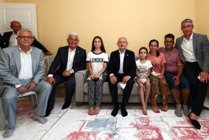 Kılıçdaroğlu, Marmaris'teki orman yangınında evini kaybeden Yılmaz ailesini ziyaret etti
