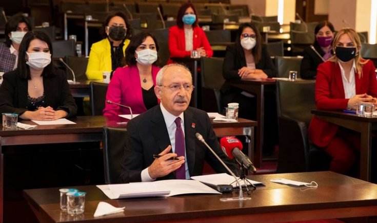 Kılıçdaroğlu, ‘Siyasette Eşit Temsile’ dair kanuna teklifine ilk imzayı attı Kılıçdaroğlu, ‘Siyasette Eşit Temsile’ dair kanuna teklifine ilk imzayı attı