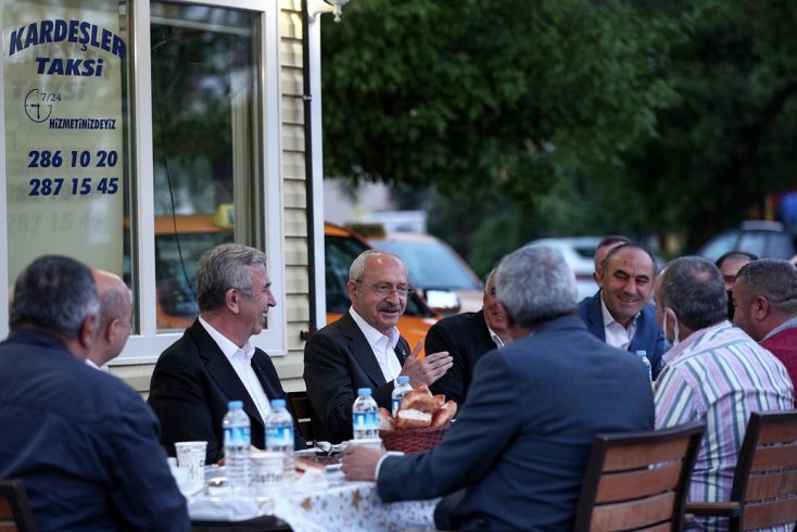 Kılıçdaroğlu, taksi esnafı ile duraklarında iftar yaptı