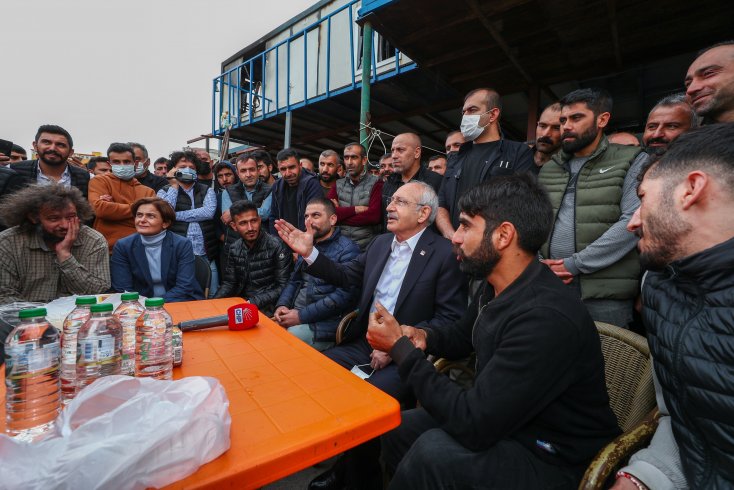 Kılıçdaroğlu, Ümraniye'de geri dönüşüm işçilerini ziyaret etti Kılıçdaroğlu, Ümraniye'de geri dönüşüm işçilerini ziyaret etti