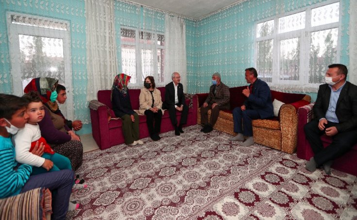 Kılıçdaroğlu ve eşi Ankara Çubuk'ta linç girişiminde evlerine misafir olduğu Doruk ailesi ile iftar yaptılar