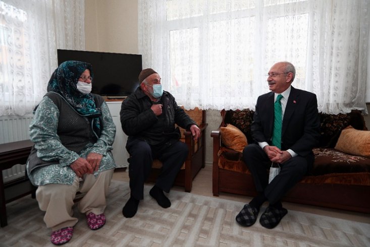 Kılıçdaroğlu, Veysel amcayı İstanbul'da evinde ziyaret etti