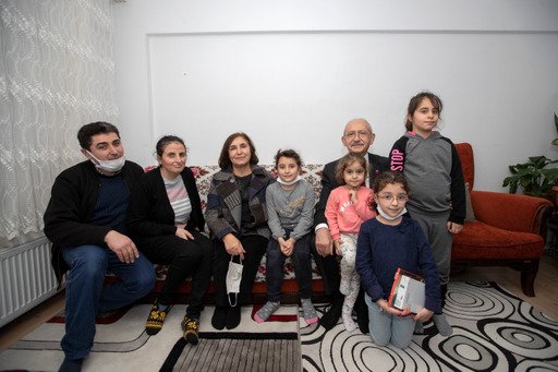 Kılıçdaroğlu'ndan apartman görevlisi çifte ziyaret Kılıçdaroğlu'ndan apartman görevlisi çifte ziyaret