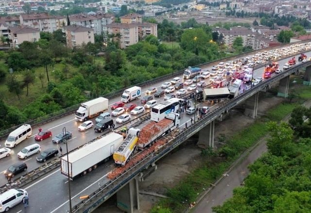 Kocaeli TEM Otoyolu'nda zincirleme trafik kazası İstanbul yönünü kapattı