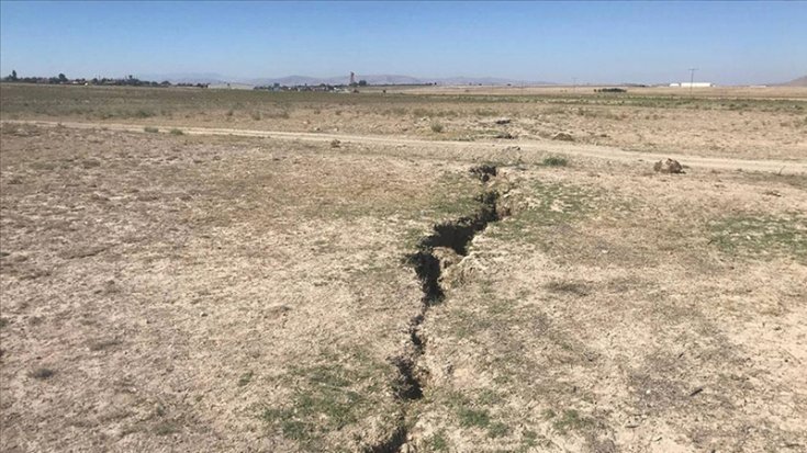 Konya Ovası'nda meydana gelen yarıklar yerleşim yerlerine ulaştı