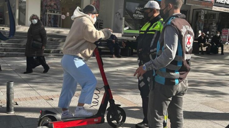 Kurallara uymayan elektrikli scooter sürücülerine ceza yağdı Kurallara uymayan elektrikli scooter sürücülerine ceza yağdı