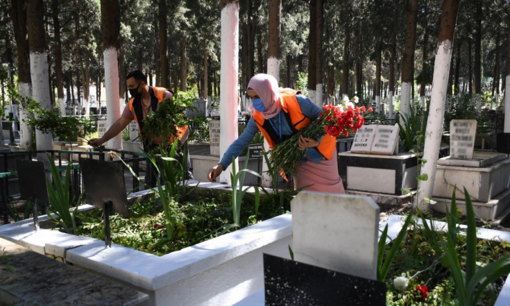 Kuşadası Belediyesi ekipleri, bayram öncesinde ilçedeki tüm mezarlara karanfil bıraktı
