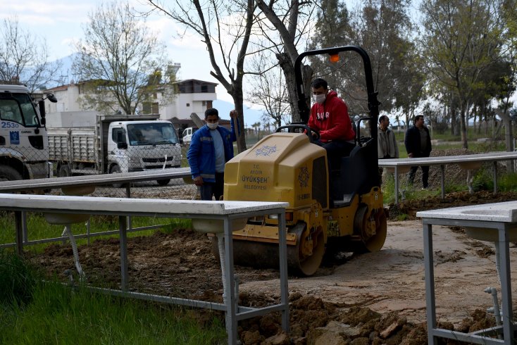 Kuşadası'ndaki 25 dönümlük alana kurulan kamp ve karavan alanı yaz sezonuna hazırlanıyor