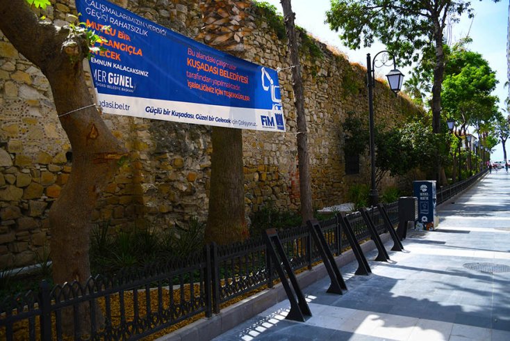 Kuşadası'nın turistik çarşılarında yenileme çalışmaları devam ediyor Kuşadası'nın turistik çarşılarında yenileme çalışmaları devam ediyor