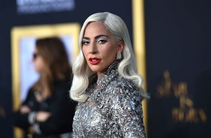 Lady Gaga dünya turnesini bir kez daha erteledi