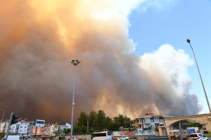 Manavgat'ta orman yangını: Yerleşim yerlerine de sıçradı