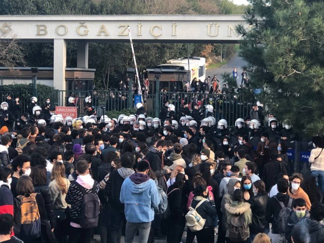 Melih Bulu'nun rektör olarak atanmasını protesto eden Boğaziçi Üniversitesi öğrencilerine ev baskını: Çok sayıda öğrenci gözaltına alındı