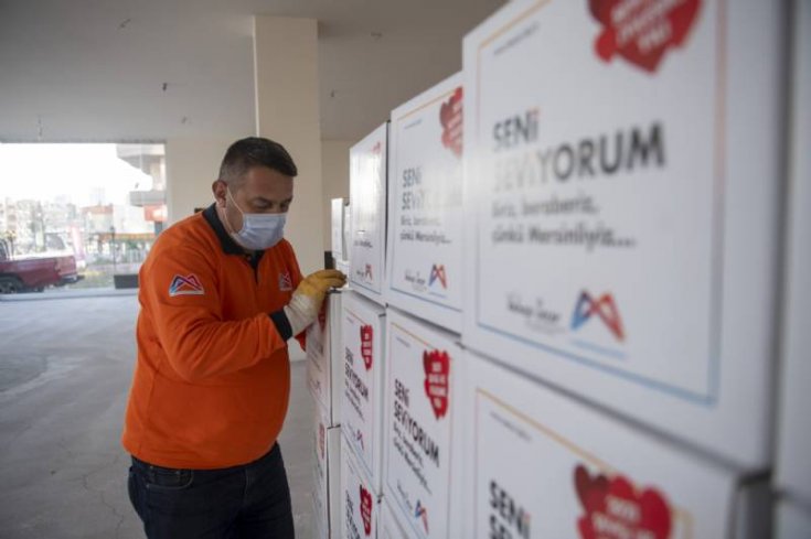 Mersin Büyükşehir Belediyesi'nden iş yerleri kapalı 5 bin 785 esnafa gıda kolisi Mersin Büyükşehir Belediyesi'nden iş yerleri kapalı 5 bin 785 esnafa gıda kolisi
