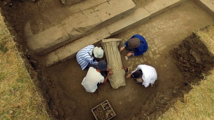 Metropolis Antik Kenti'nde mozaikli kamusal yapı ve kent meydanına ait izler bulundu