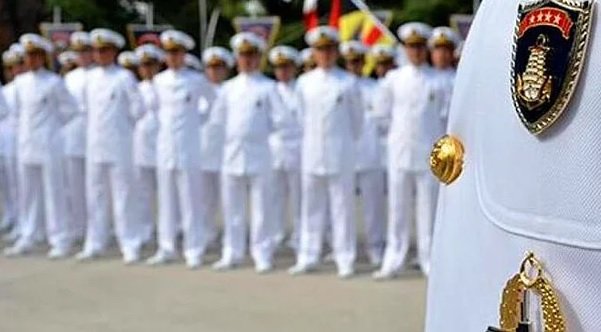 Montrö bildirisine imza atan emekli amirallerden Ergun Mengi tutuklama, diğer 13 kişi ise adli kontrolle serbest bırakılmaları talebiyle mahkemeye sevk edildi Montrö bildirisine imza atan emekli amirallerden Ergun Mengi tutuklama, diğer 13 kişi ise adli kontrolle serbest bırakılmaları talebiyle mahkemeye sevk edildi