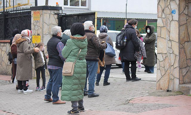 Ortak flütü kullanan 5 çocuğun ailesinden 14 kişi pozitif çıktı Ortak flütü kullanan 5 çocuğun ailesinden 14 kişi pozitif çıktı