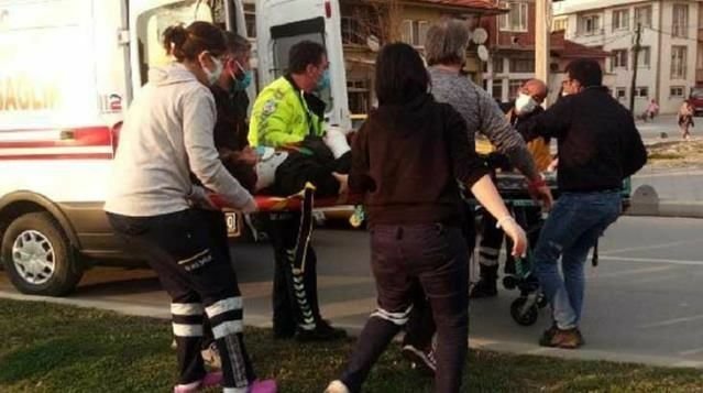 Otomobilin önüne atlayan kişi, 'Ben daha ölmedim mi' diyerek başka bir otomobilin daha önüne atladı Otomobilin önüne atlayan kişi, 'Ben daha ölmedim mi' diyerek başka bir otomobilin daha önüne atladı
