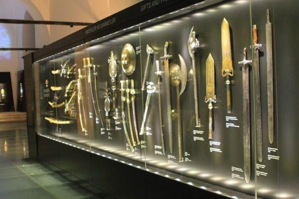 'Padişahlara ait eserler Çamlıca Cami Müzesi'ne nakledilmek üzere havaalanı hangarlarına gönderiliyor'