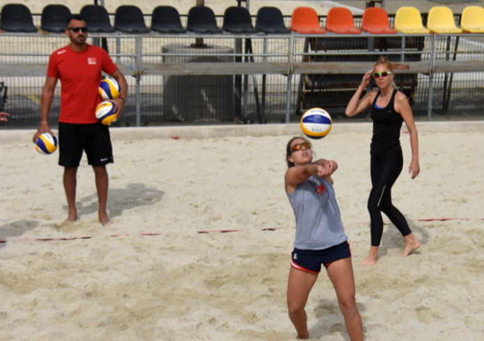 Plaj Voleybolu Şampiyonası İzmir'de başlıyor