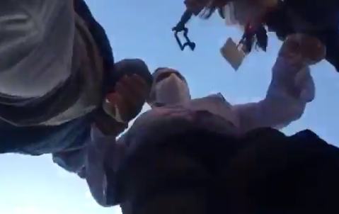 Polis 1 Mayıs eylemlerini görüntüleyen gazetecileri 'genelge var' diyerek engellemeye çalıştı, meslek örgütlerinden tepki geldi: 'Genelgeyi tanımıyoruz' Polis 1 Mayıs eylemlerini görüntüleyen gazetecileri 'genelge var' diyerek engellemeye çalıştı, meslek örgütlerinden tepki geldi: 'Genelgeyi tanımıyoruz'