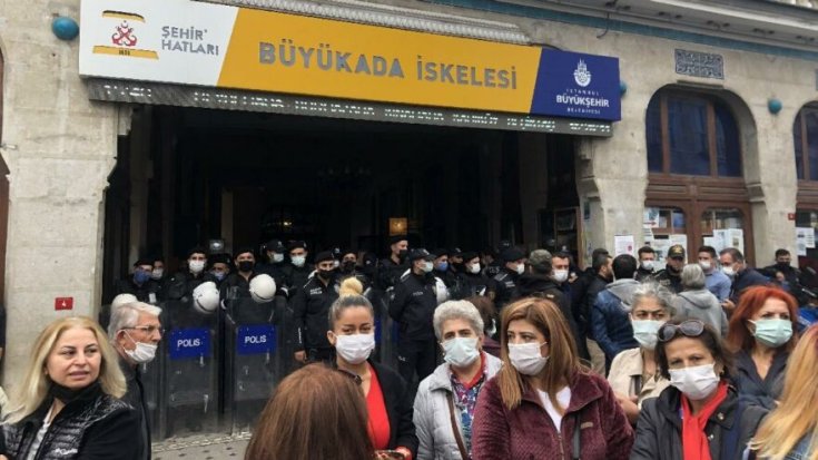 Polis, Adalar’da mahkeme kararına karşı direniyor