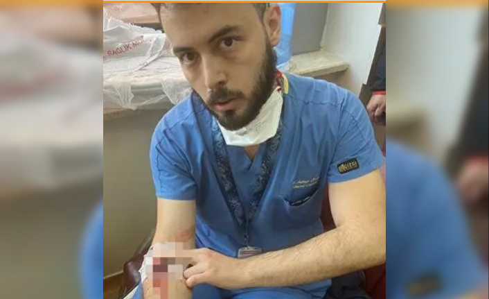 Sağlık çalışanına yine şiddet: Kolunda damar yoluyla çalışan doktor darp edildi Sağlık çalışanına yine şiddet: Kolunda damar yoluyla çalışan doktor darp edildi