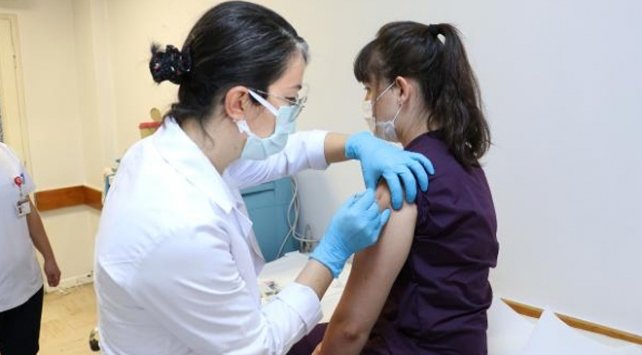 Sağlık çalışanlarına ikinci doz aşılar vuruluyor