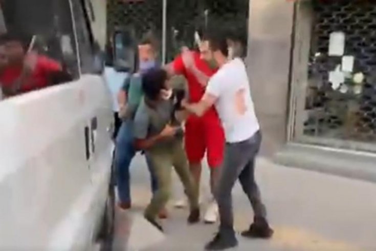 Saldırıya uğrayan ve gözaltına alınan gazeteciler Öztaş ve Sezgin serbest bırakıldı Saldırıya uğrayan ve gözaltına alınan gazeteciler Öztaş ve Sezgin serbest bırakıldı