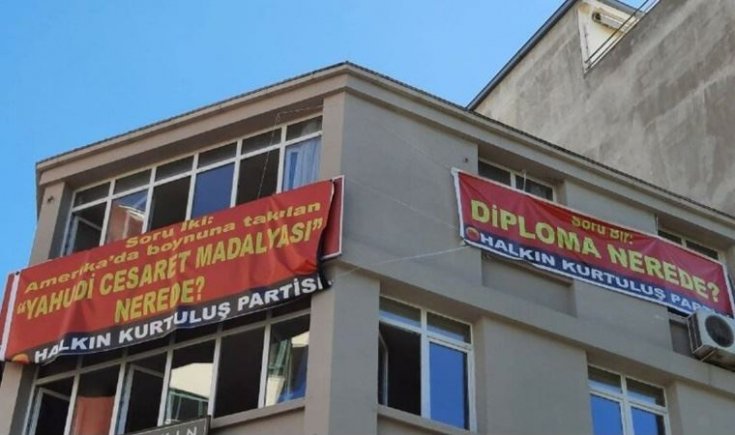 Savcılıktan ‘Diploma nerede?’ pankartı hakkında takipsizlik kararı Savcılıktan ‘Diploma nerede?’ pankartı hakkında takipsizlik kararı