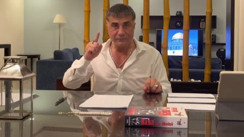 Sedat Peker gözaltına alınan gazeteciye destek için çağrıda bulundu Sedat Peker gözaltına alınan gazeteciye destek için çağrıda bulundu