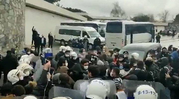Sendikalaştığı için işten atılan Migroş işçileri eylem yapmak isteyince gözaltına alındı Sendikalaştığı için işten atılan Migroş işçileri eylem yapmak isteyince gözaltına alındı